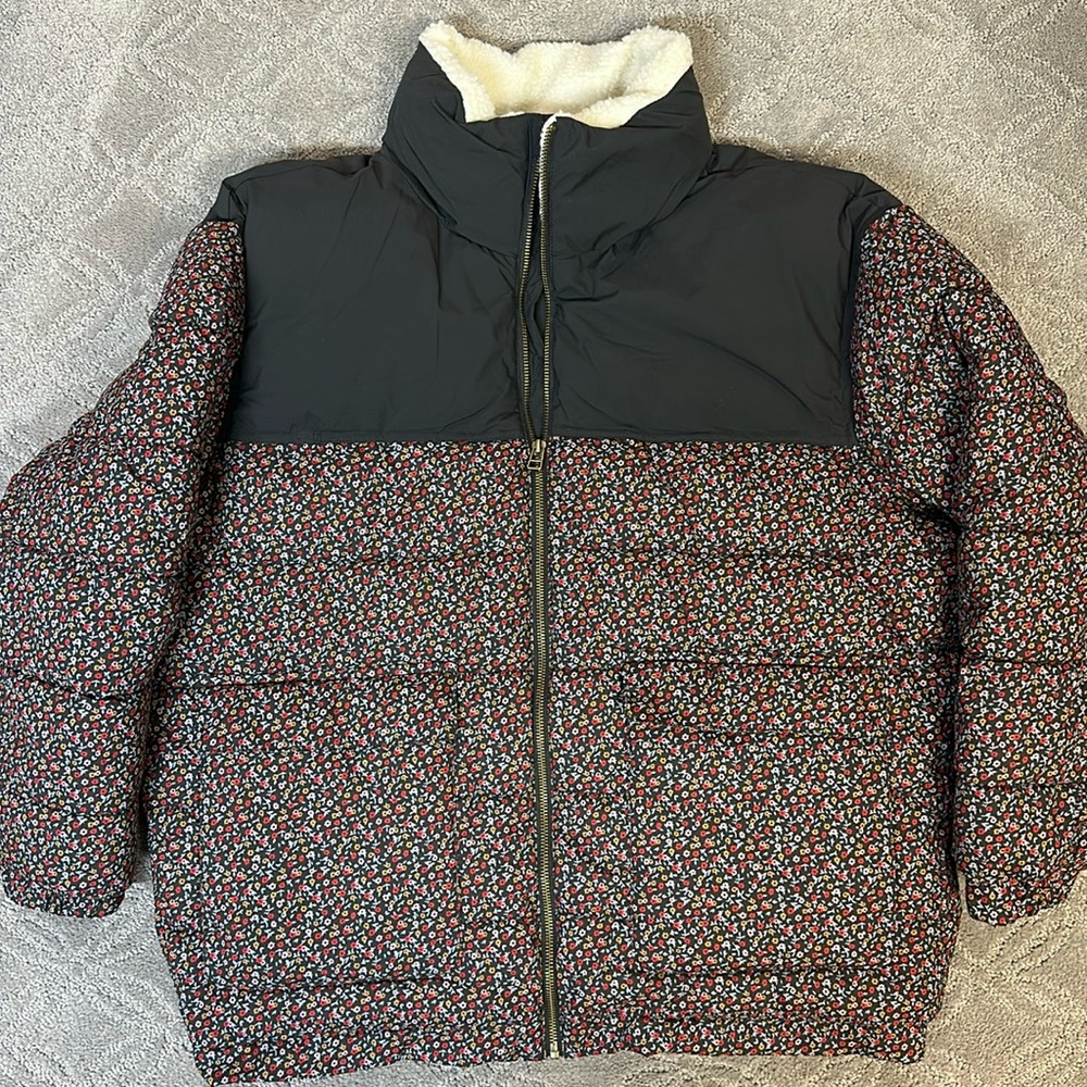 Target Universal Thread Puffer with Floral Design. Size L.
